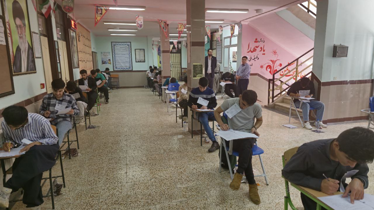 بررسی میدانی فرآیند برگزاری آزمون سراسری؛ حضور سرپرست فرمانداری شهرستان سردشت در حوزههای امتحانی کنکور 1404