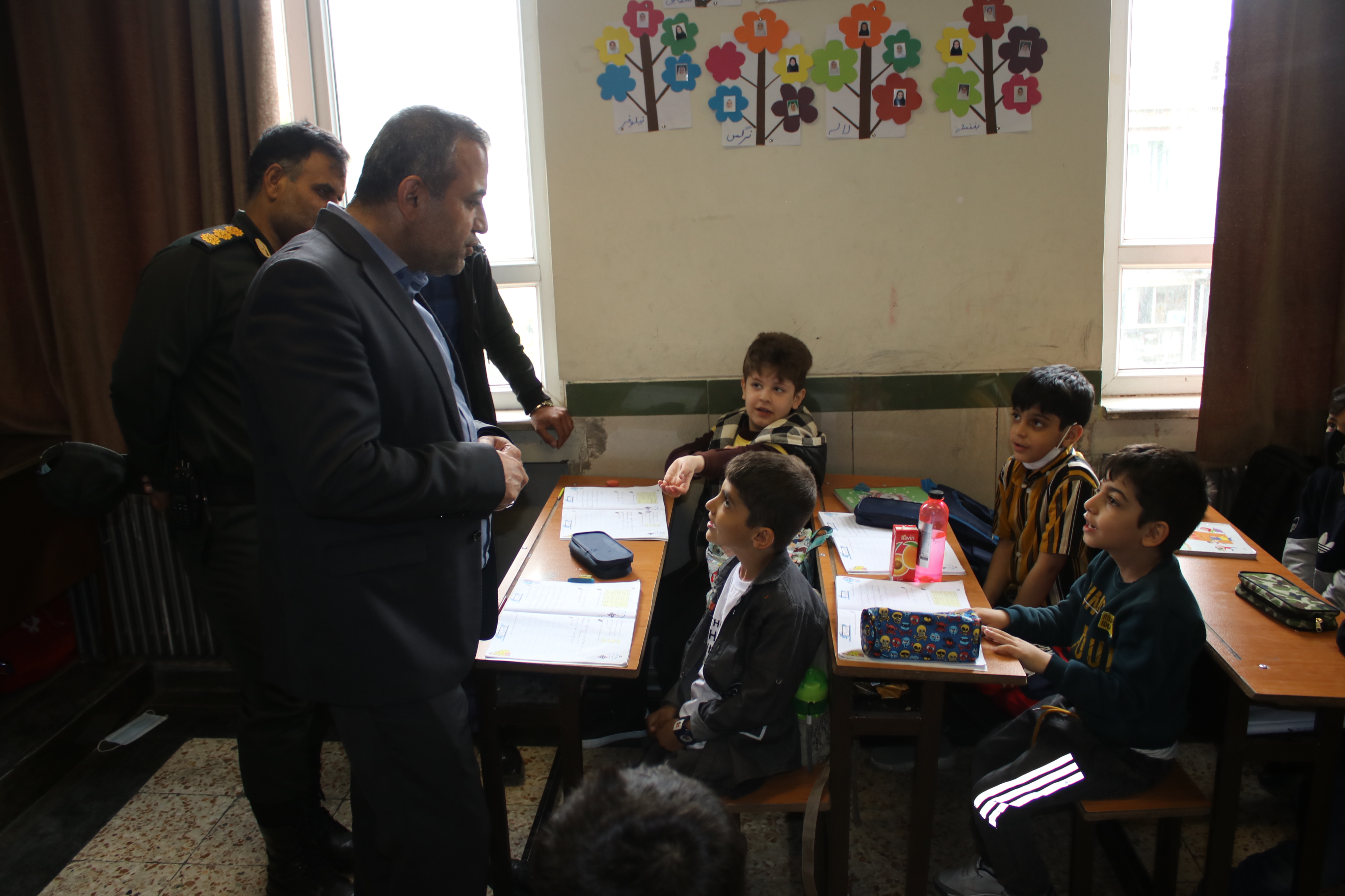 دیدار فرماندار شهرستان سردشت با تعدادی از معلمان در سطح مدارس به مناسبت روز معلم