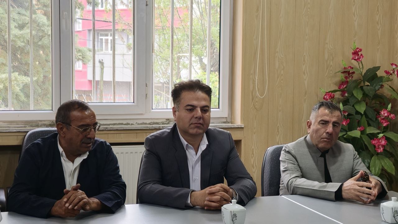 سرپرست فرمانداری سردشت با مدیرعامل بیمارستان خیریه امید و معتمدین انجمن حمایت از بیماران سرطانی دیدار کرد