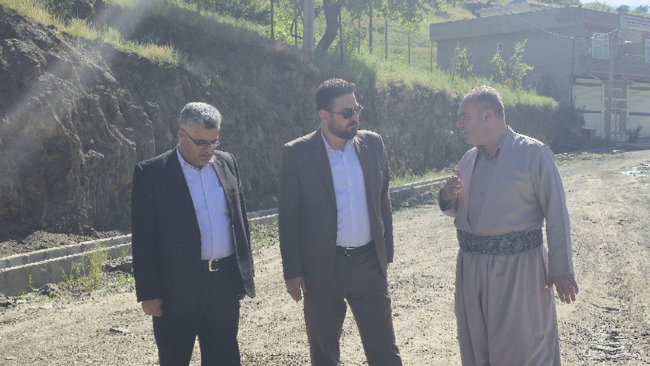 سرپرست فرمانداری سردشت از پروژه تعریض و جدول‌گذاری جاده ترانزیتی باوه بازدید کرد.