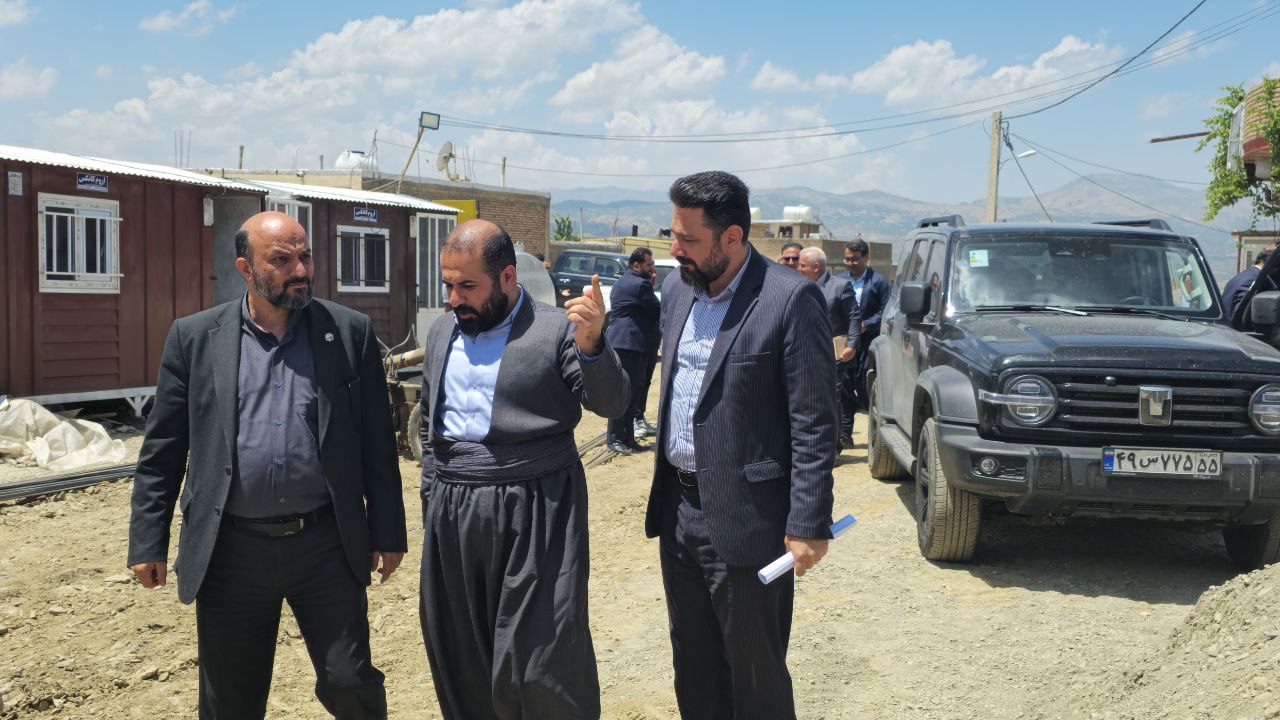 پیگری‌های برای احداث مدرسه "فرهنگ و شرف" در ربط؛ بازدید مسئولان از مدارس سردشت