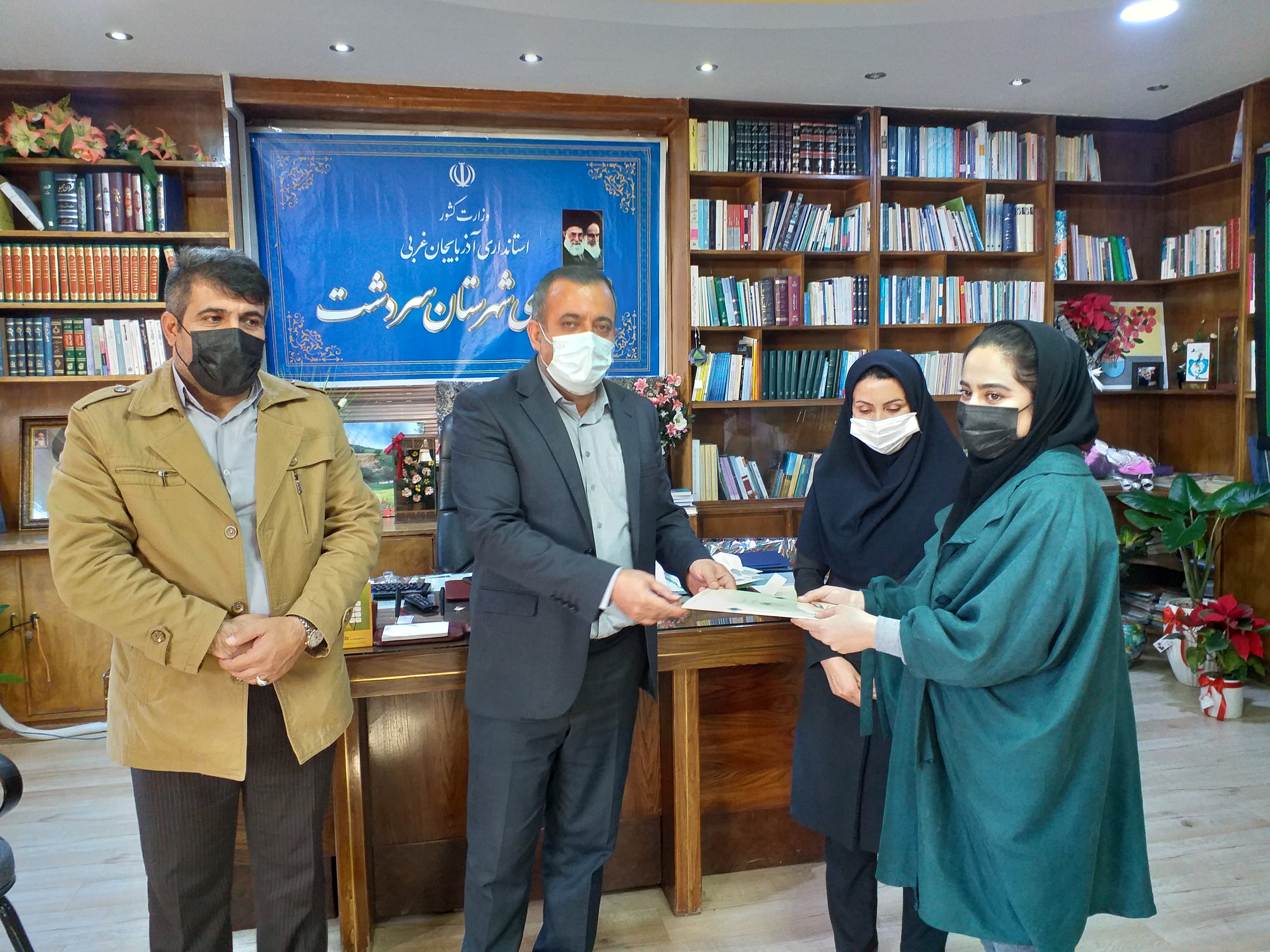 با حضور سرپرست فرمانداری سردشت و رئیس کمیته امداد امام خمینی (ره) از خانم دینا موحدی نخبه علمی و دانشجوی رشته پزشکی تقدیر بعمل آمد