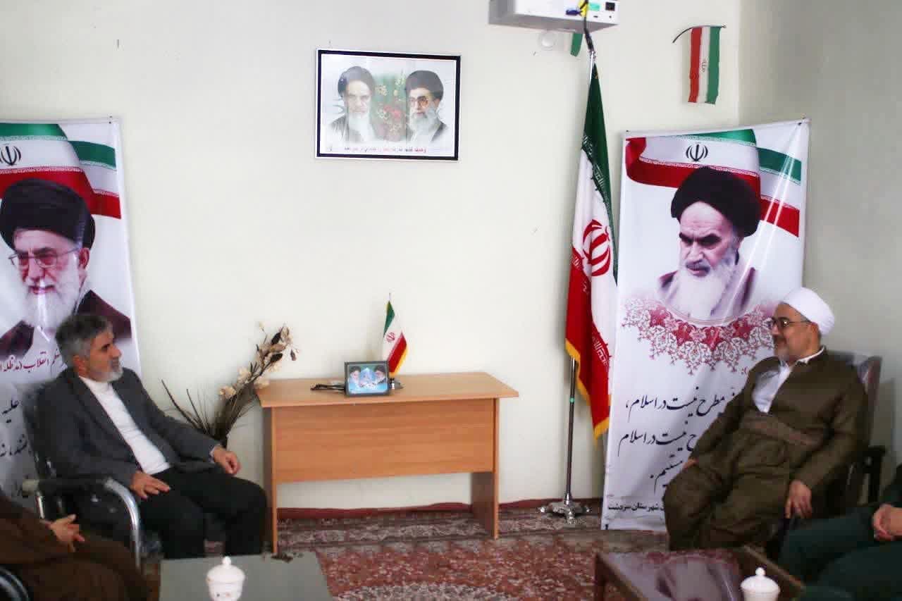 دیدار فرماندار سردشت و جمعی از مسئولین با امام جمعه