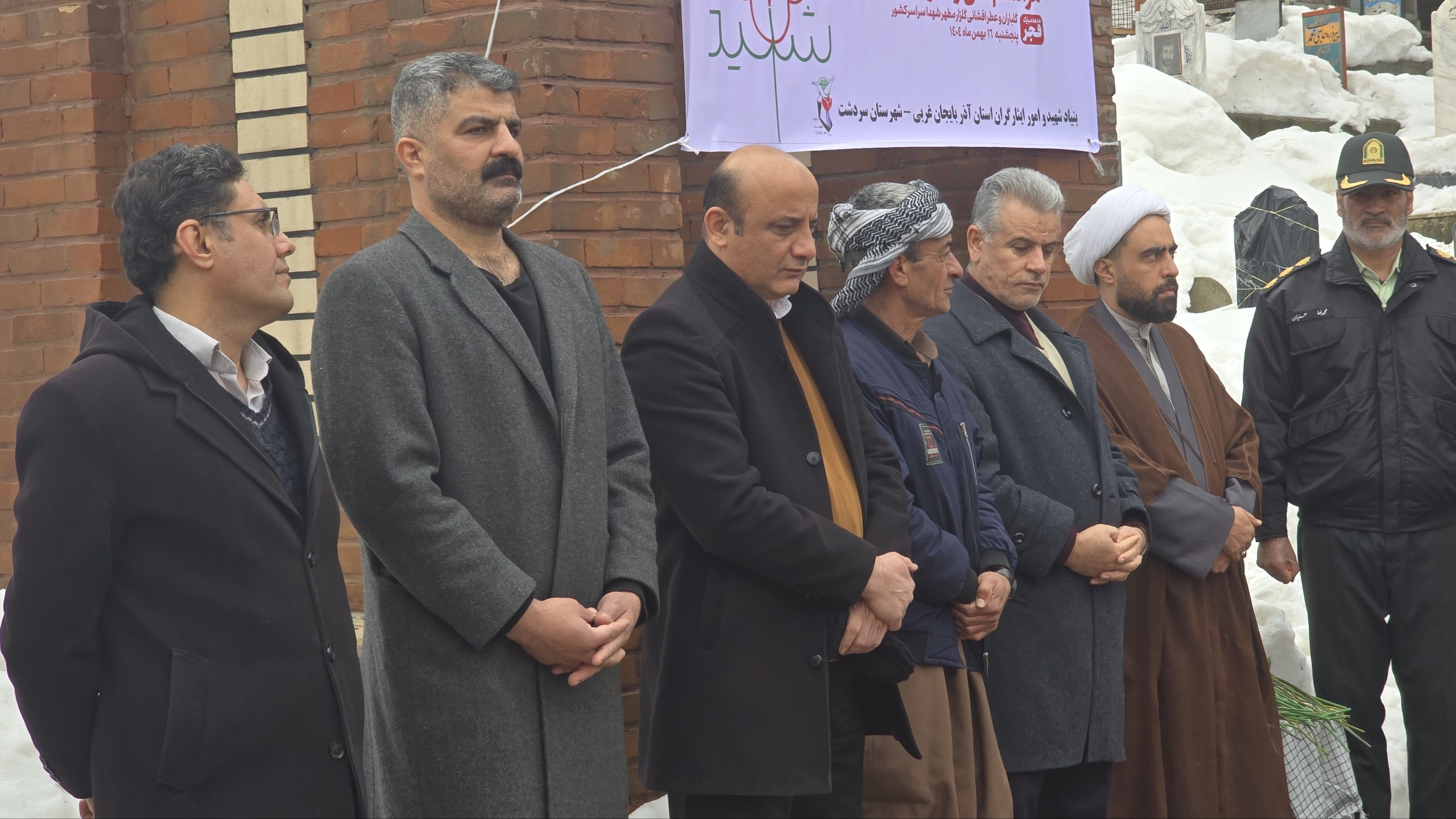 غبارروبی مزار شهدای سردشت به مناسبت دهه مبارکه فجر