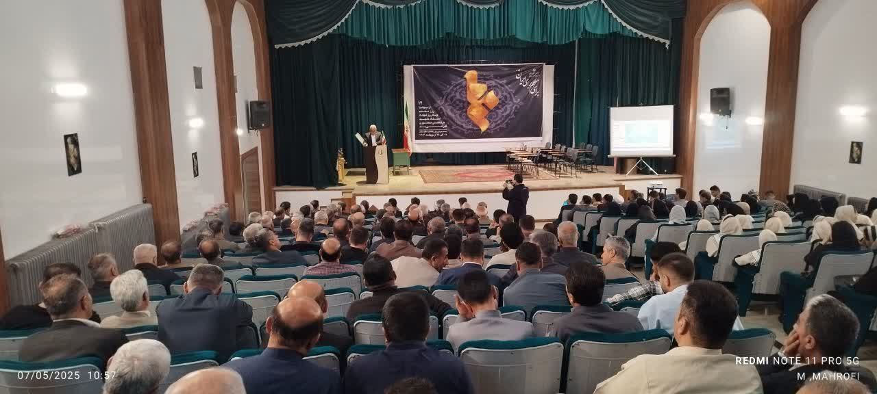 تجلیل از مقام معلم در سردشت؛ آیین بزرگداشت فرهنگیان با حضور مسئولان استانی و شهرستانی برگزار شد.