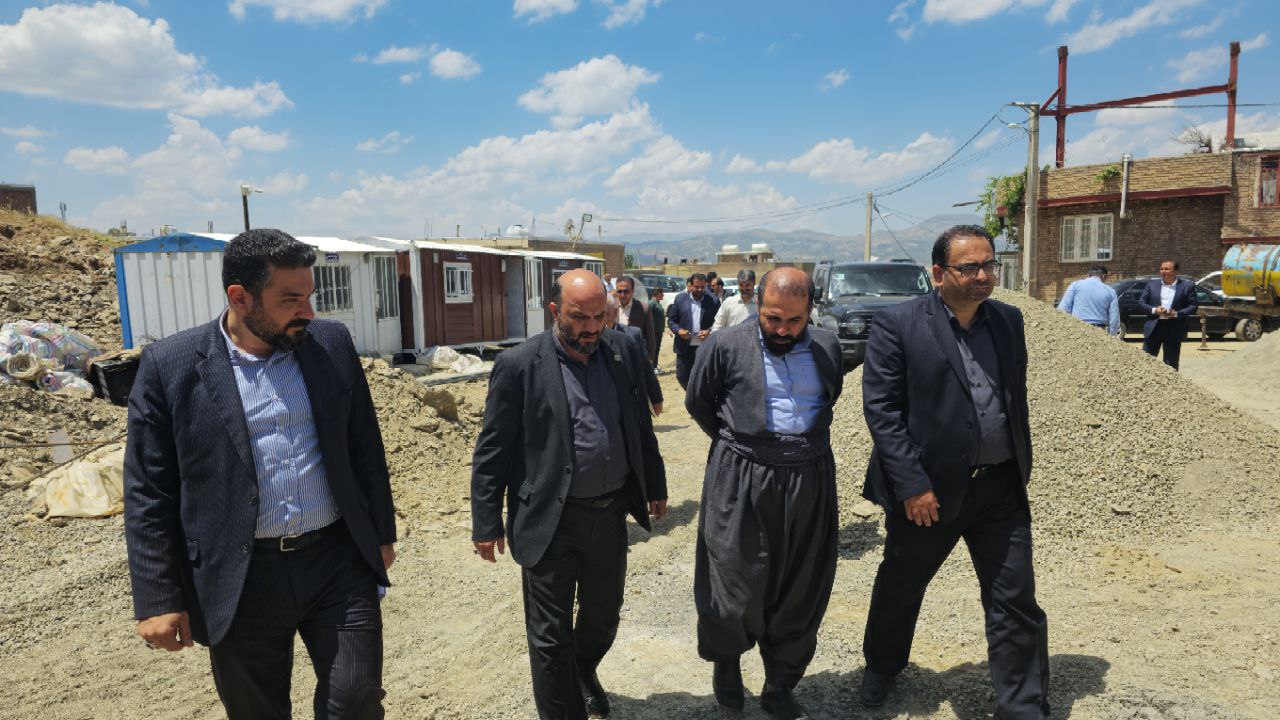 پیگری‌های برای احداث مدرسه "فرهنگ و شرف" در ربط؛ بازدید مسئولان از مدارس سردشت